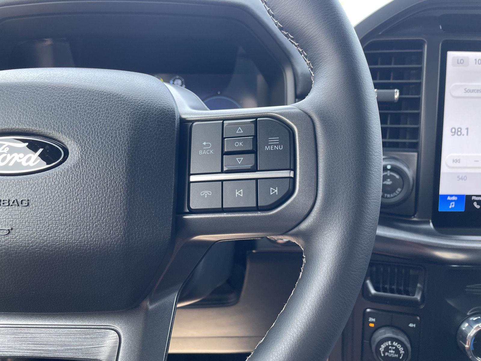 Vehicle photo 13