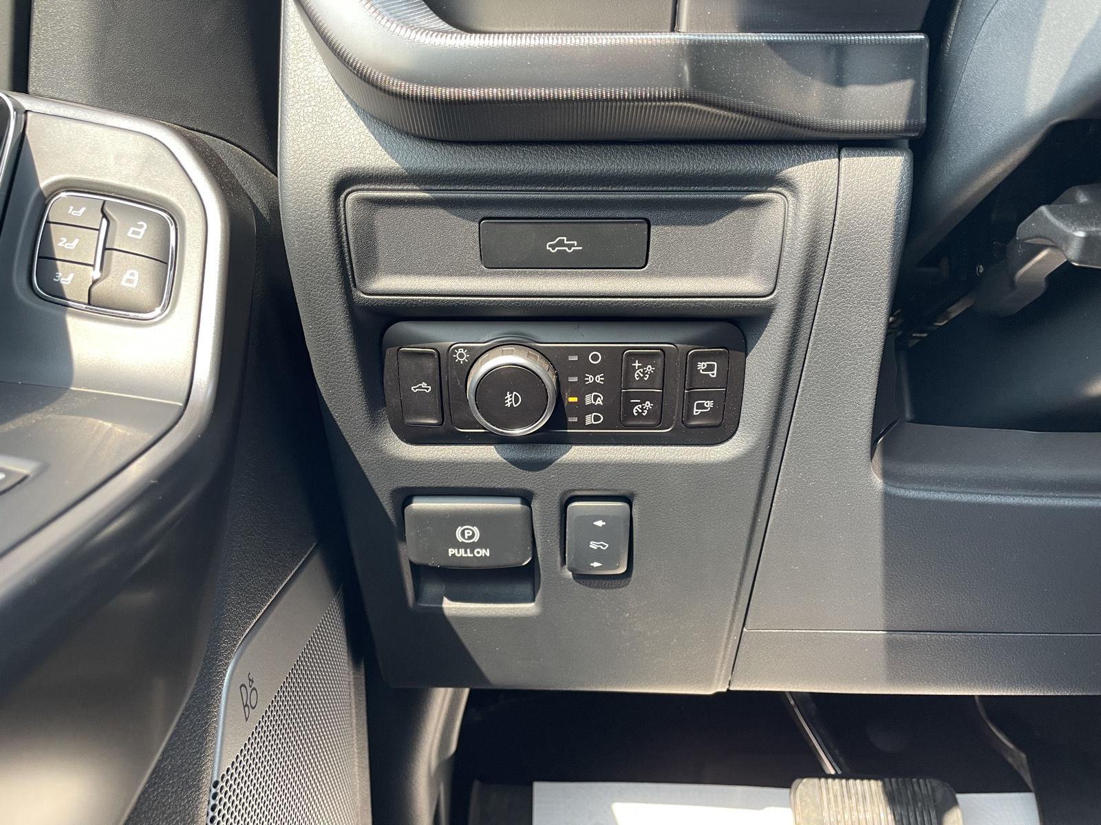 Vehicle photo 15