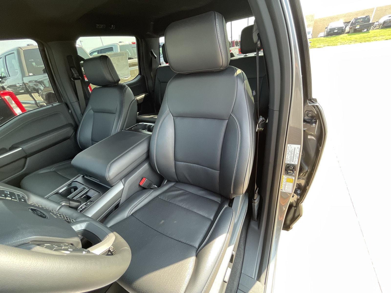 Vehicle photo 17