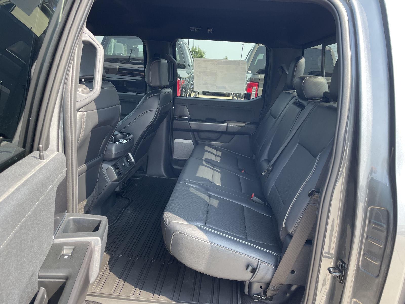 Vehicle photo 19