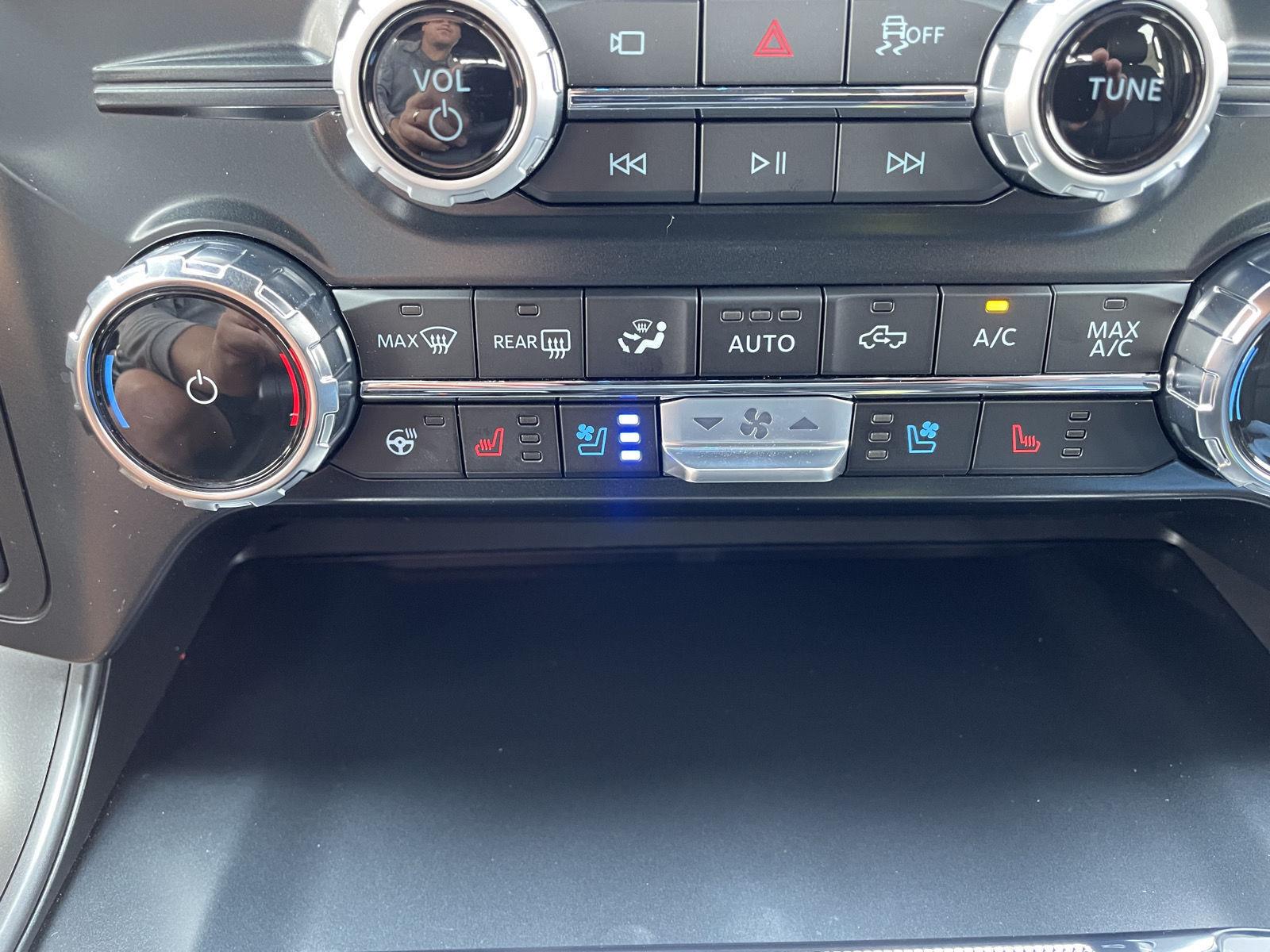 Vehicle photo 28