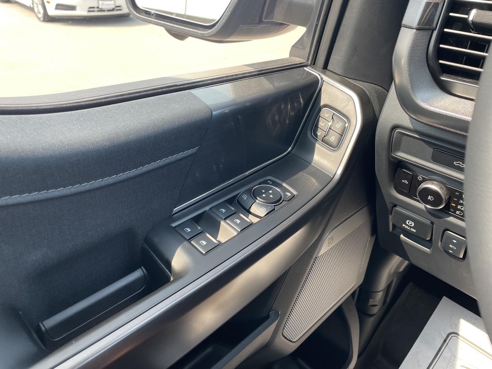 Vehicle photo 33