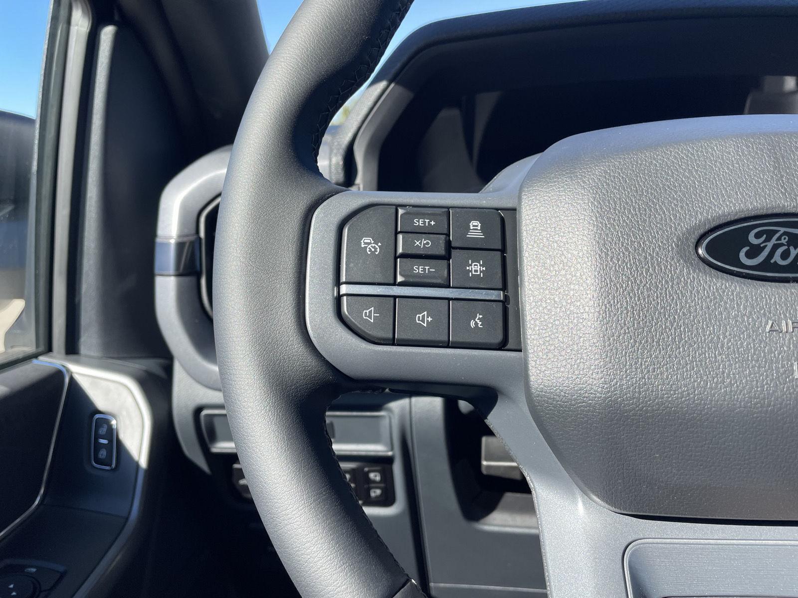 Vehicle photo 12