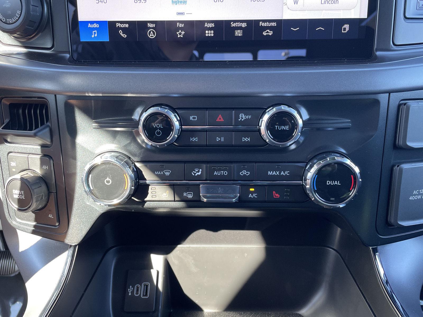 Vehicle photo 26