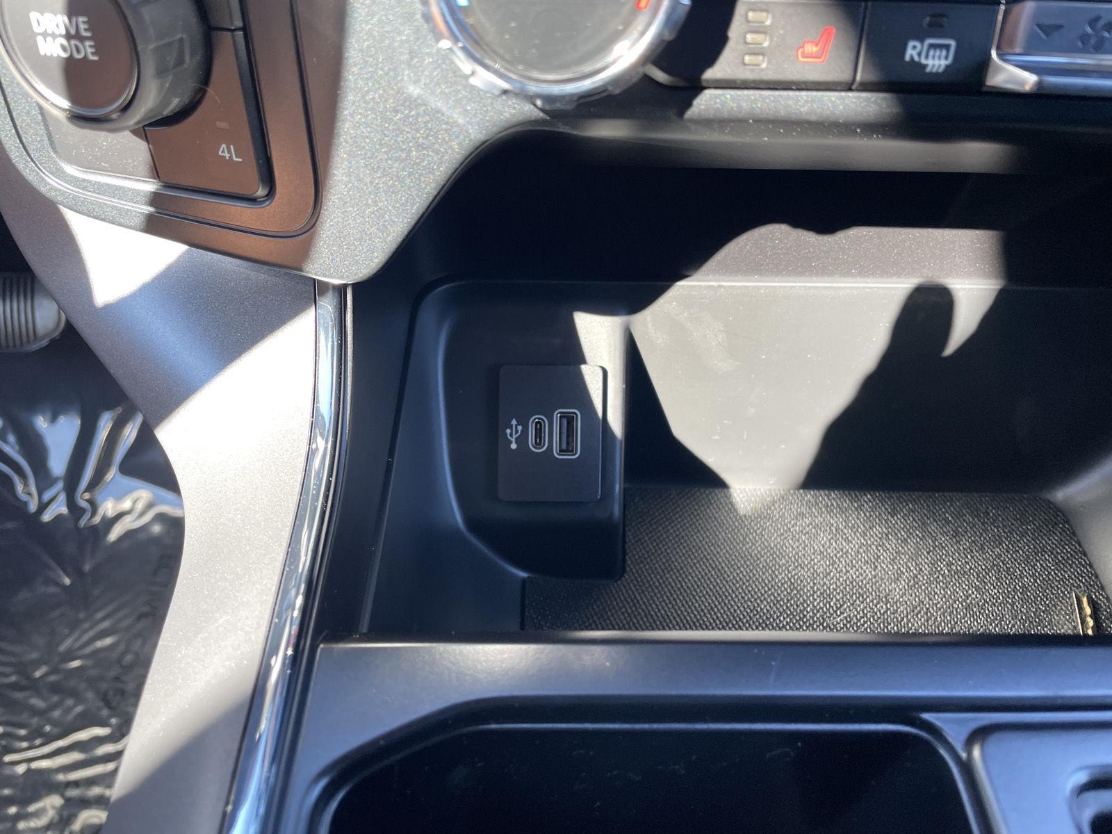 Vehicle photo 28