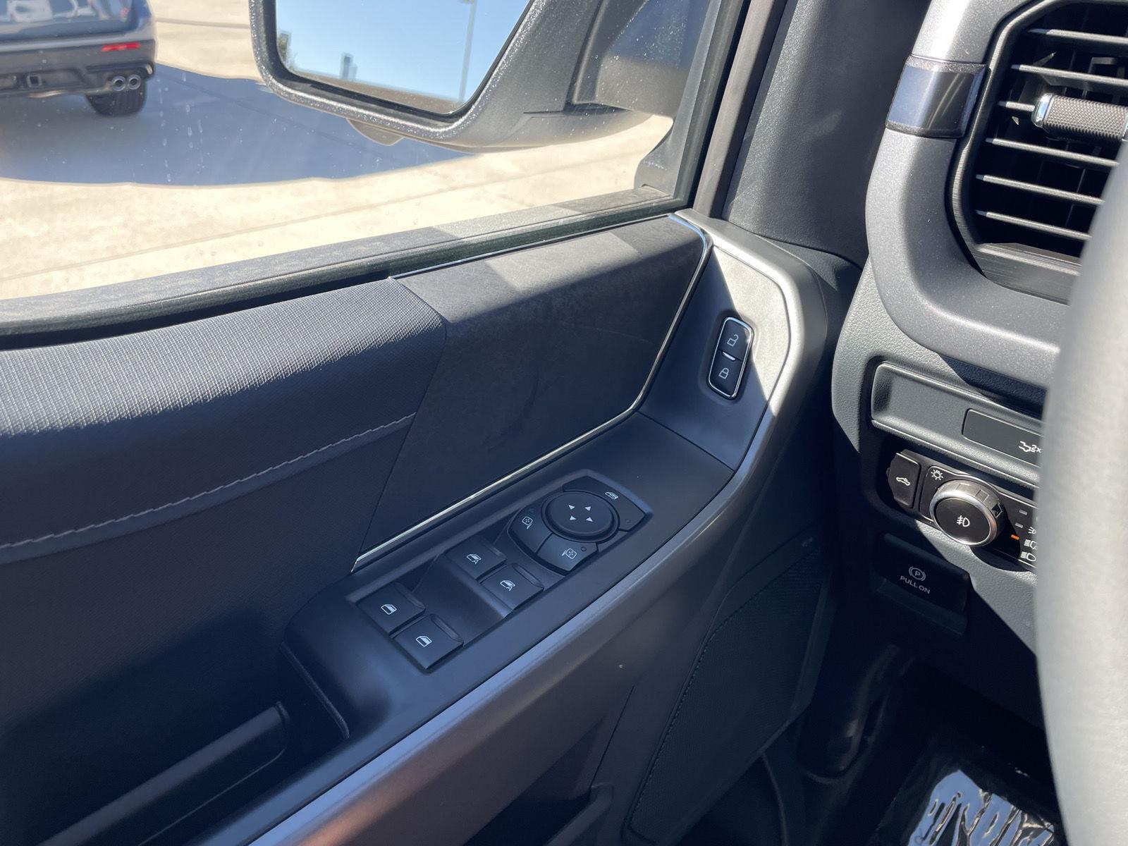 Vehicle photo 32