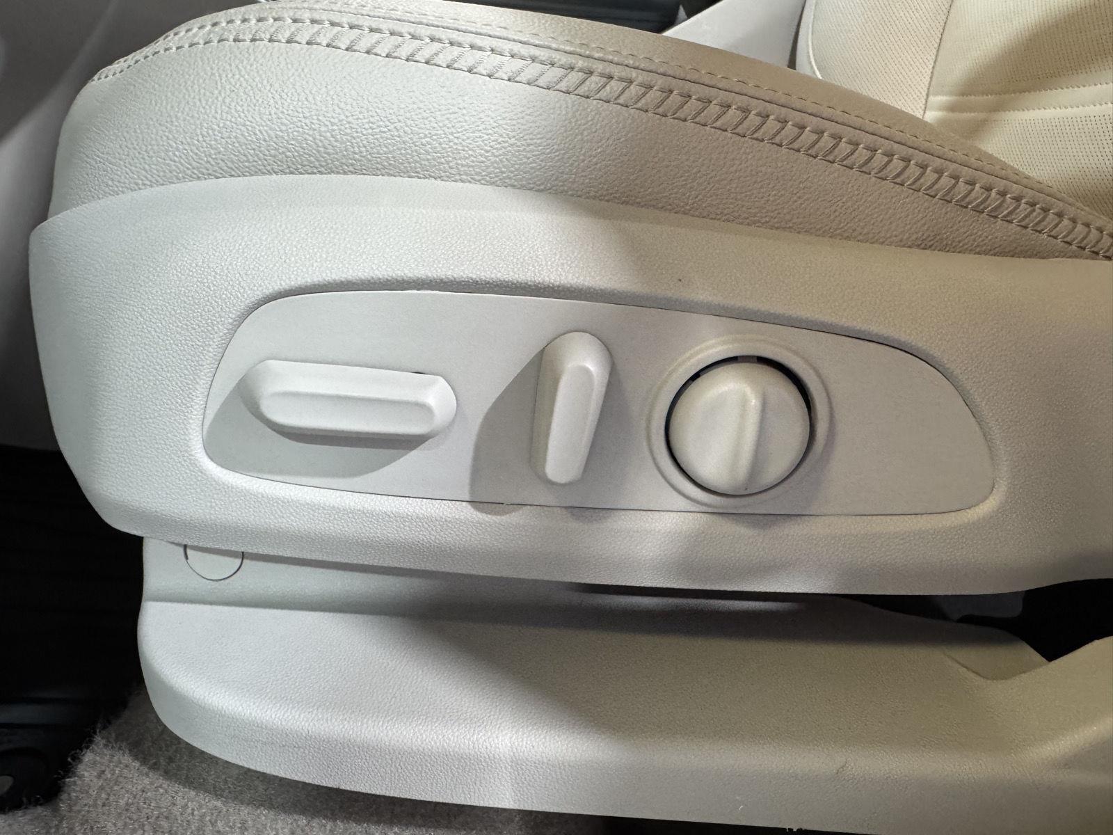 Vehicle photo 19