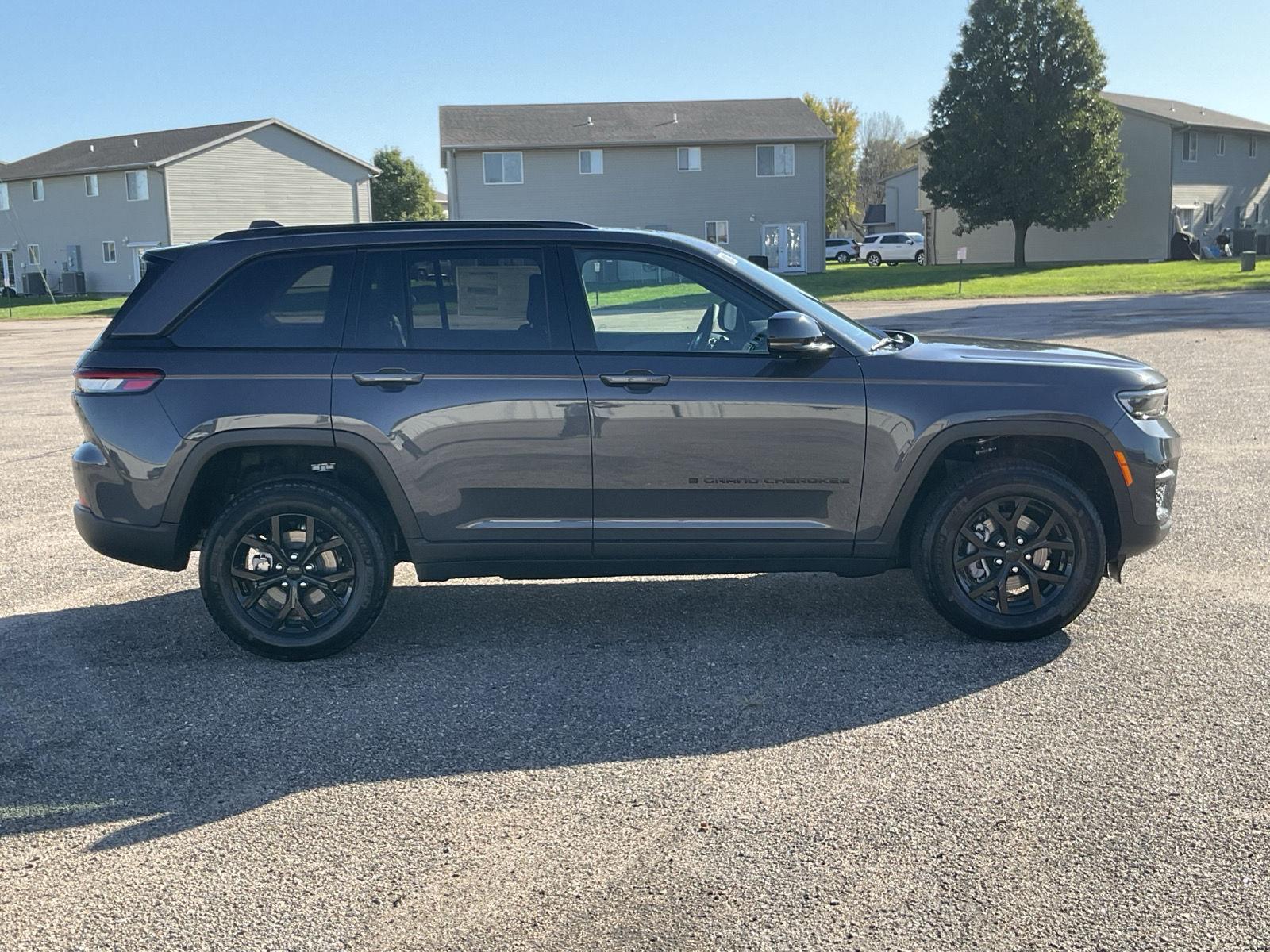 2025 Jeep Grand Cherokee Laredo photo 3