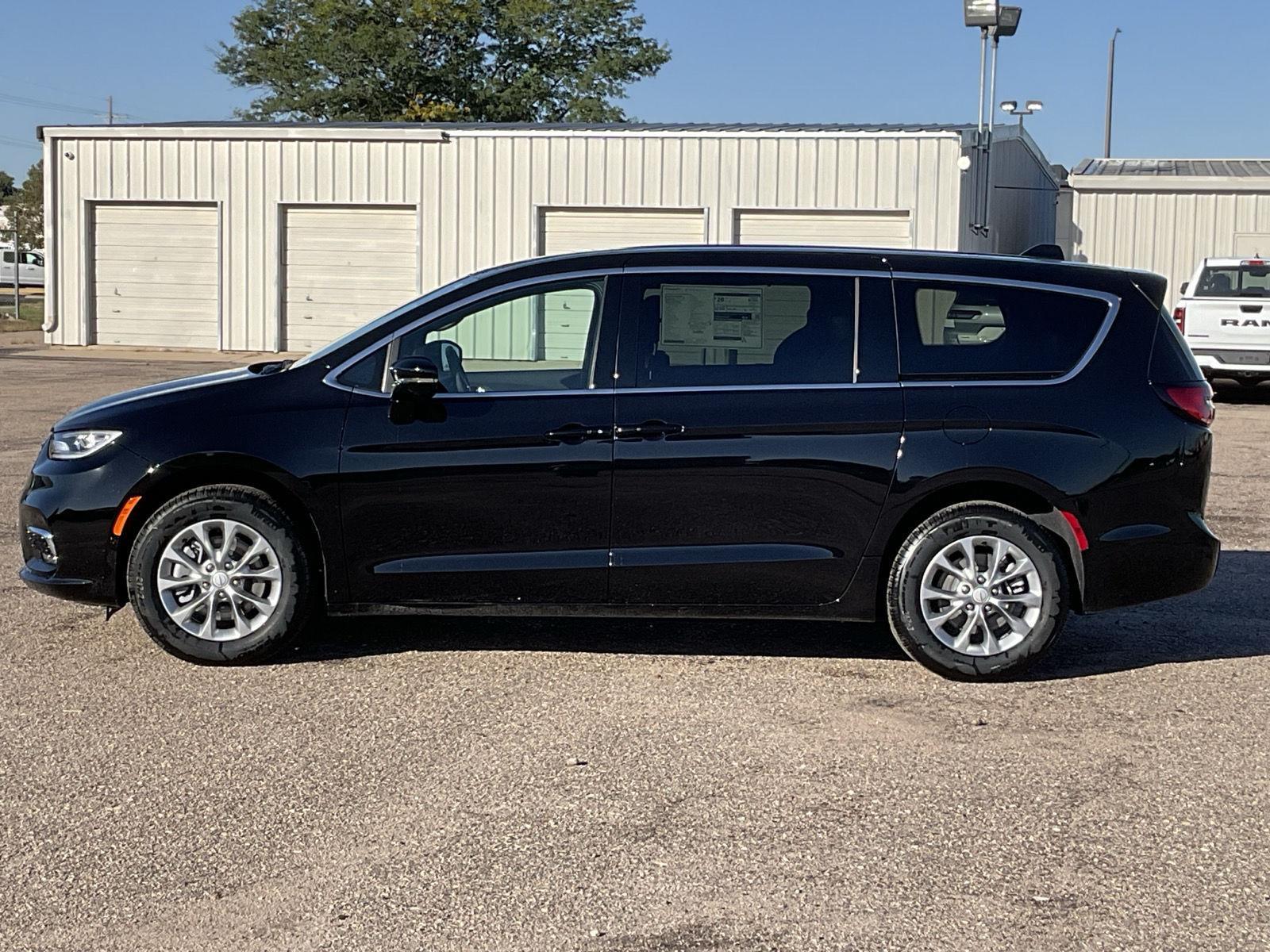 2026 Chrysler Pacifica photo 2