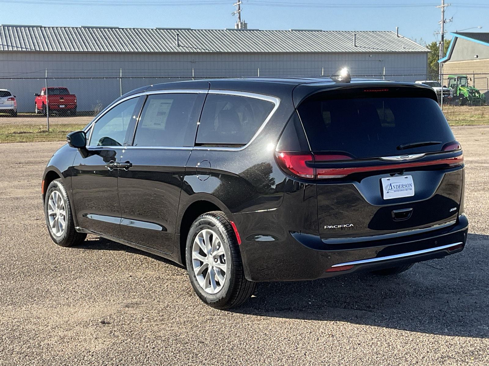 2026 Chrysler Pacifica photo 3