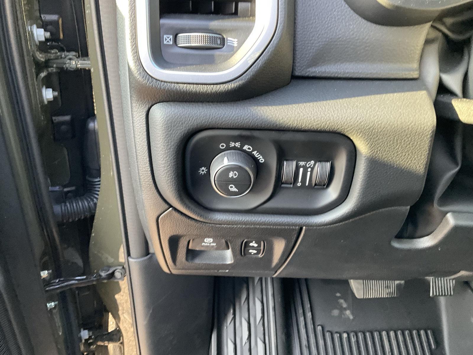 Vehicle photo 12
