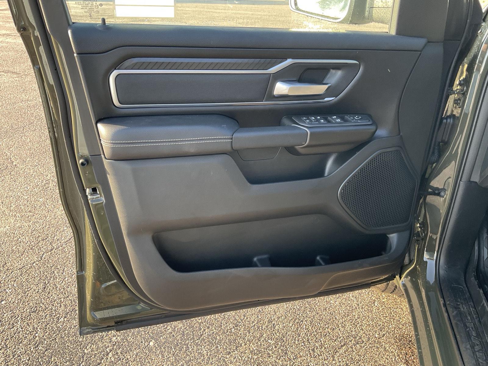 Vehicle photo 13