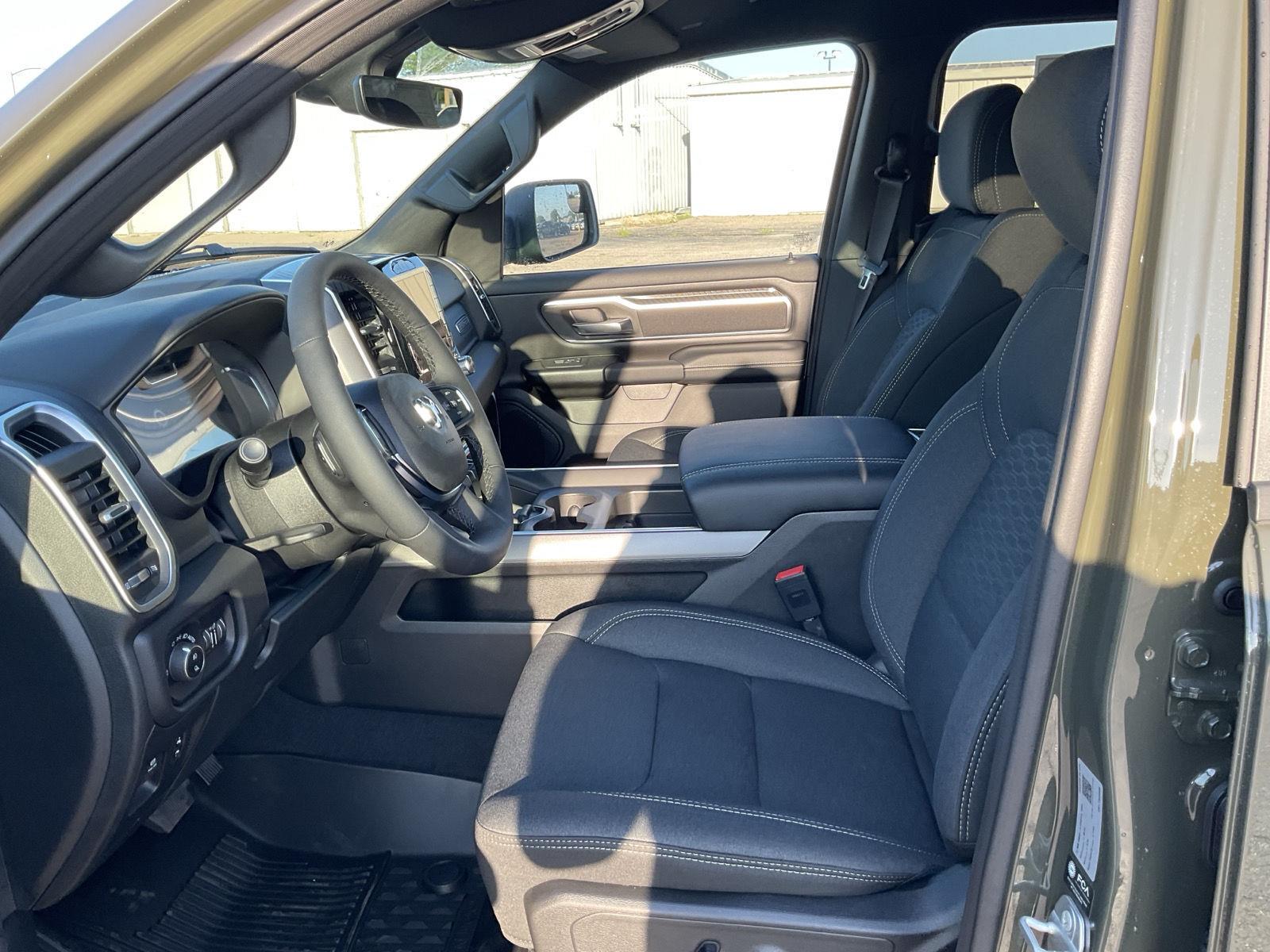 Vehicle photo 14