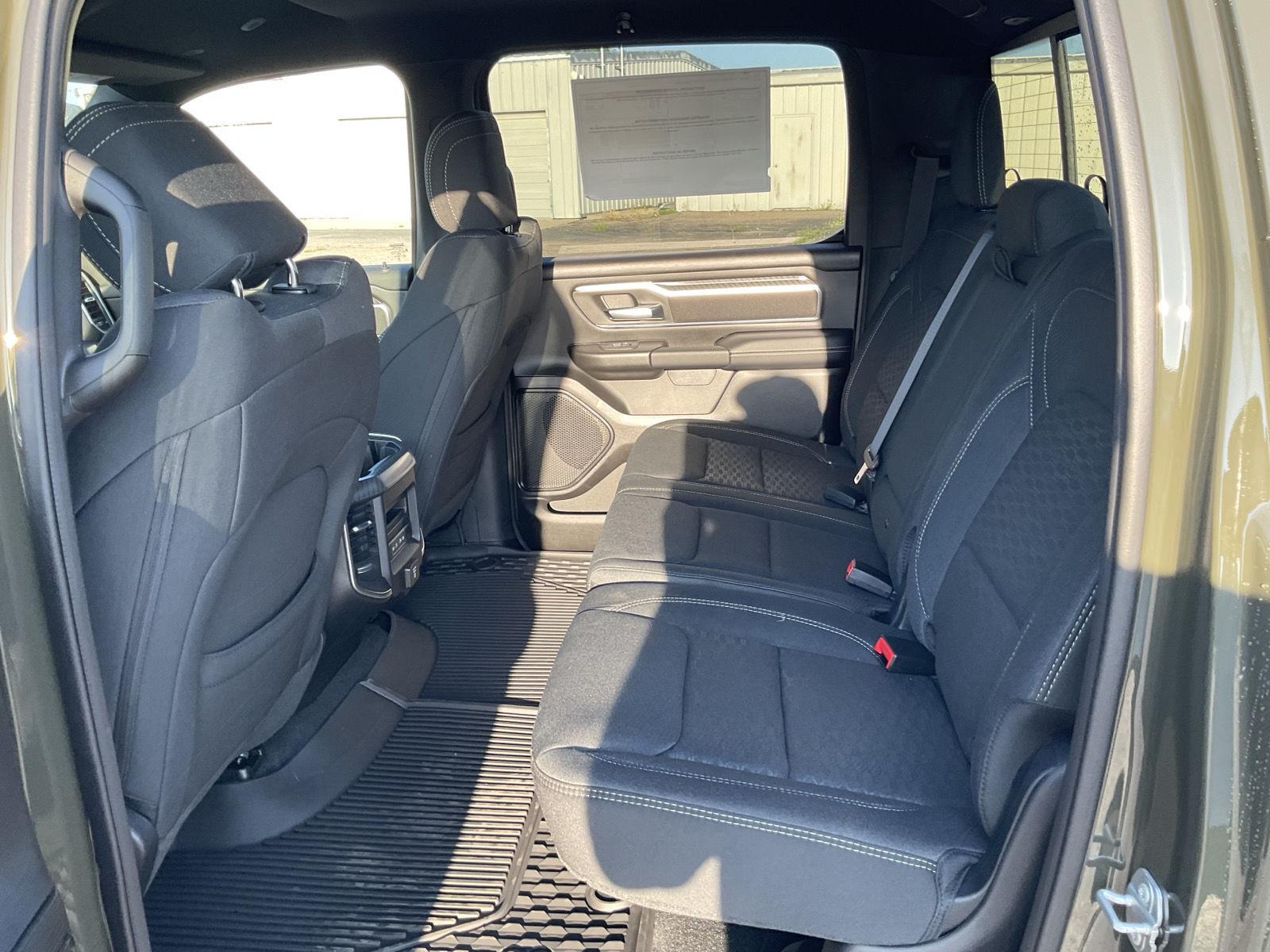 Vehicle photo 17