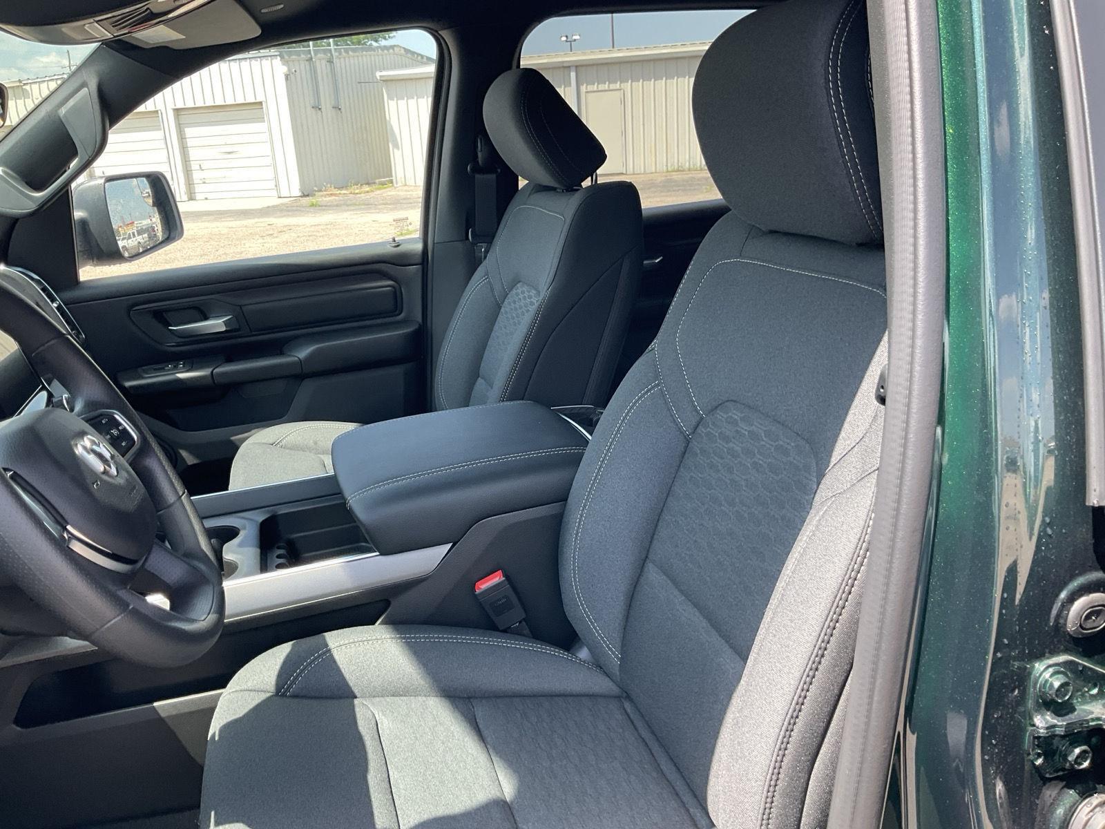 Vehicle photo 12