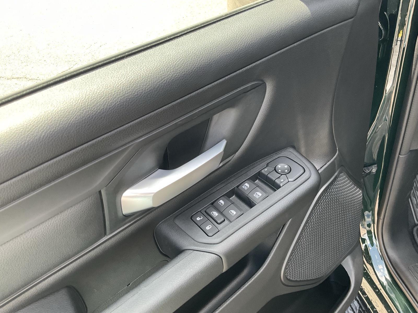 Vehicle photo 14
