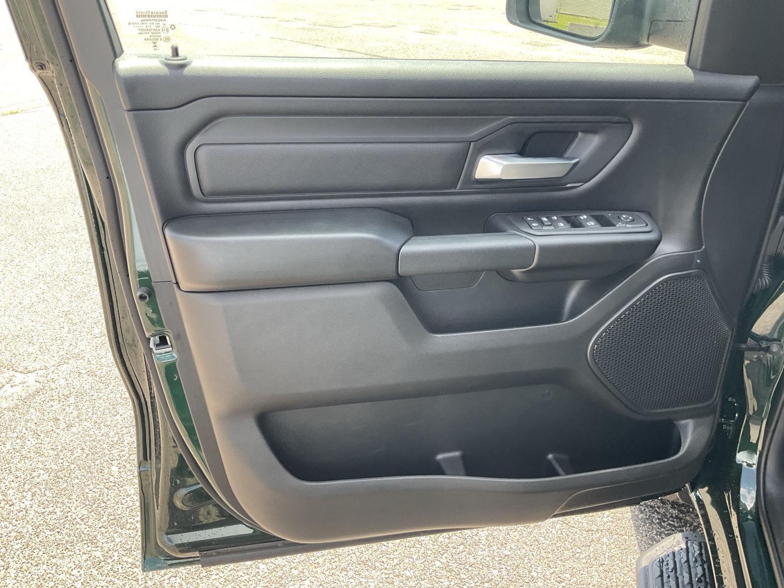 Vehicle photo 15