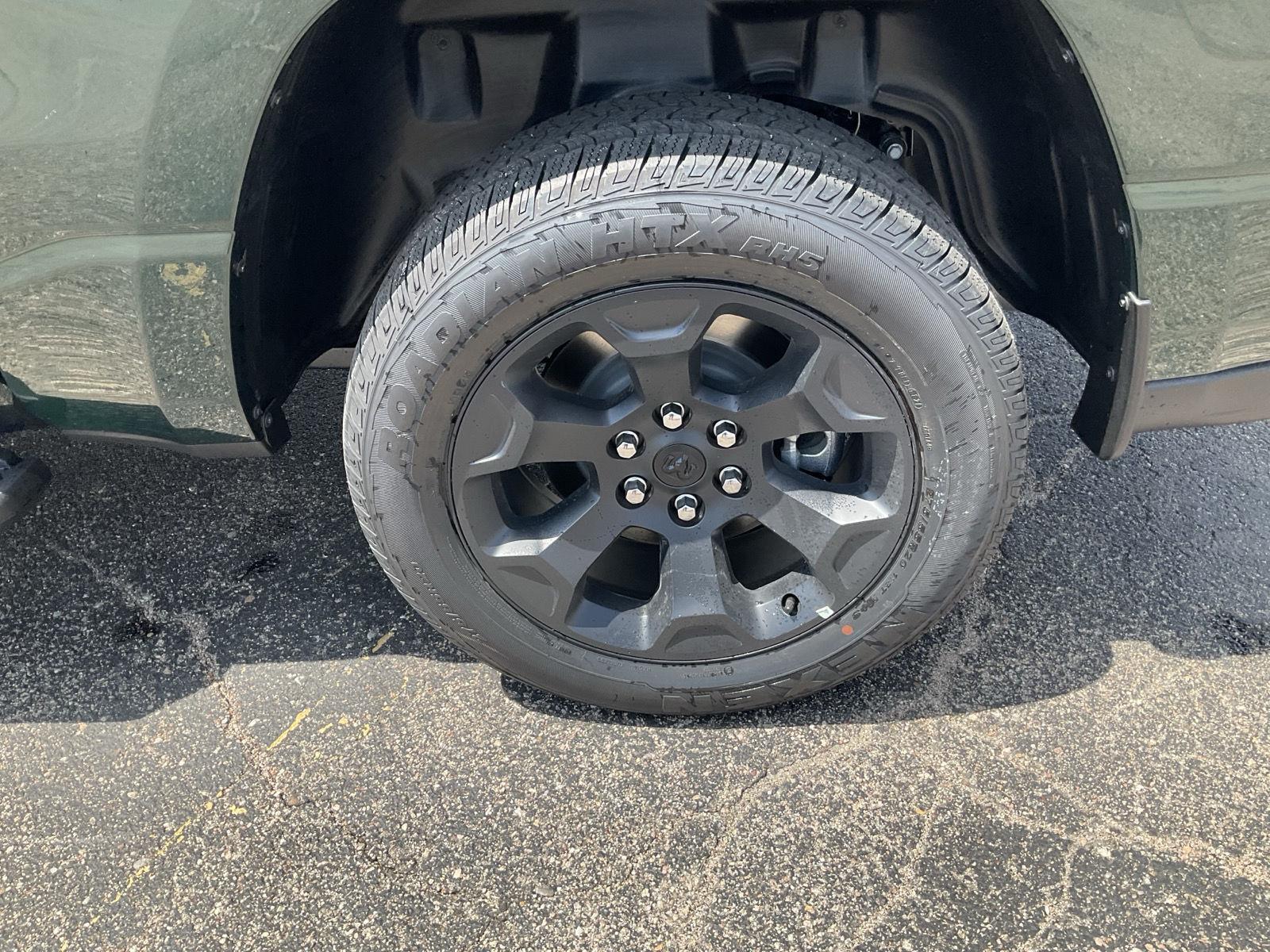 Vehicle photo 18