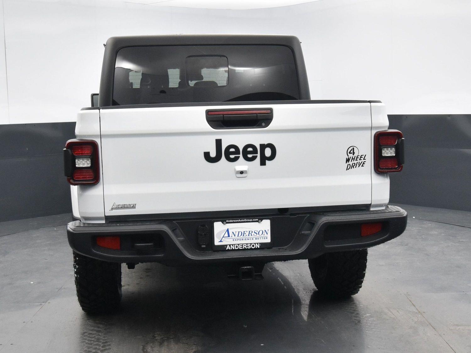 Used 2024 Jeep Gladiator Willys Crew Cab Truck for sale in Grand Island NE