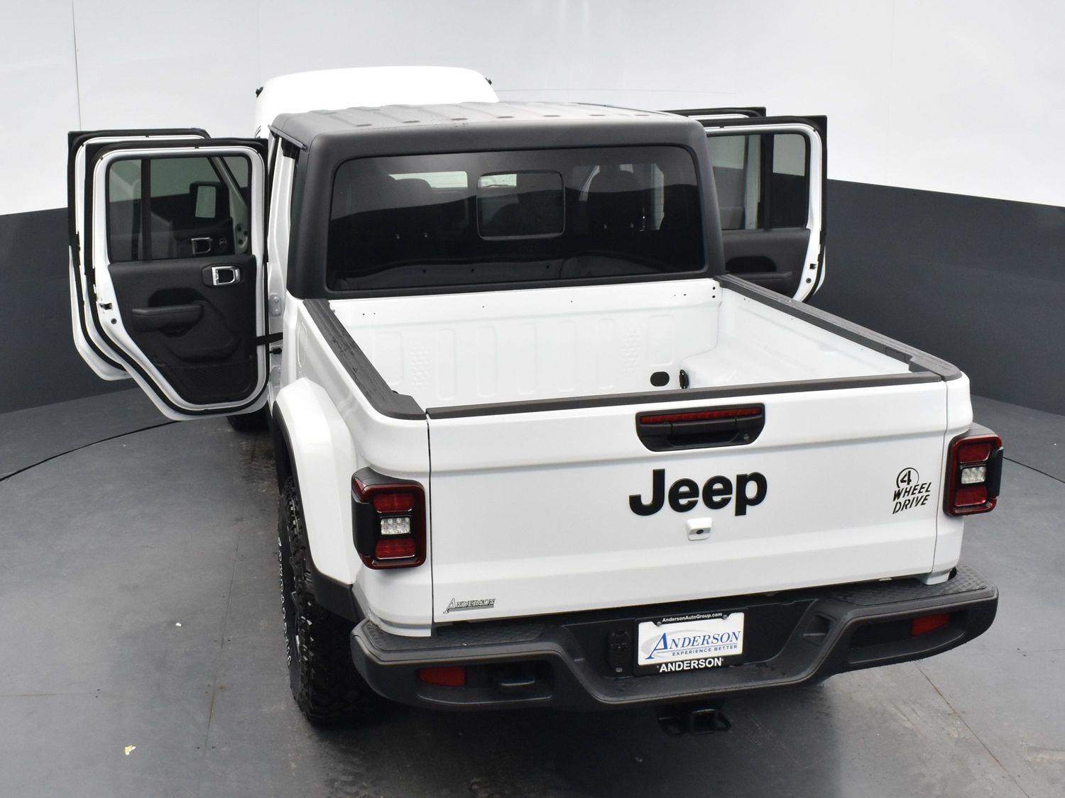 Used 2024 Jeep Gladiator Willys Crew Cab Truck for sale in Grand Island NE