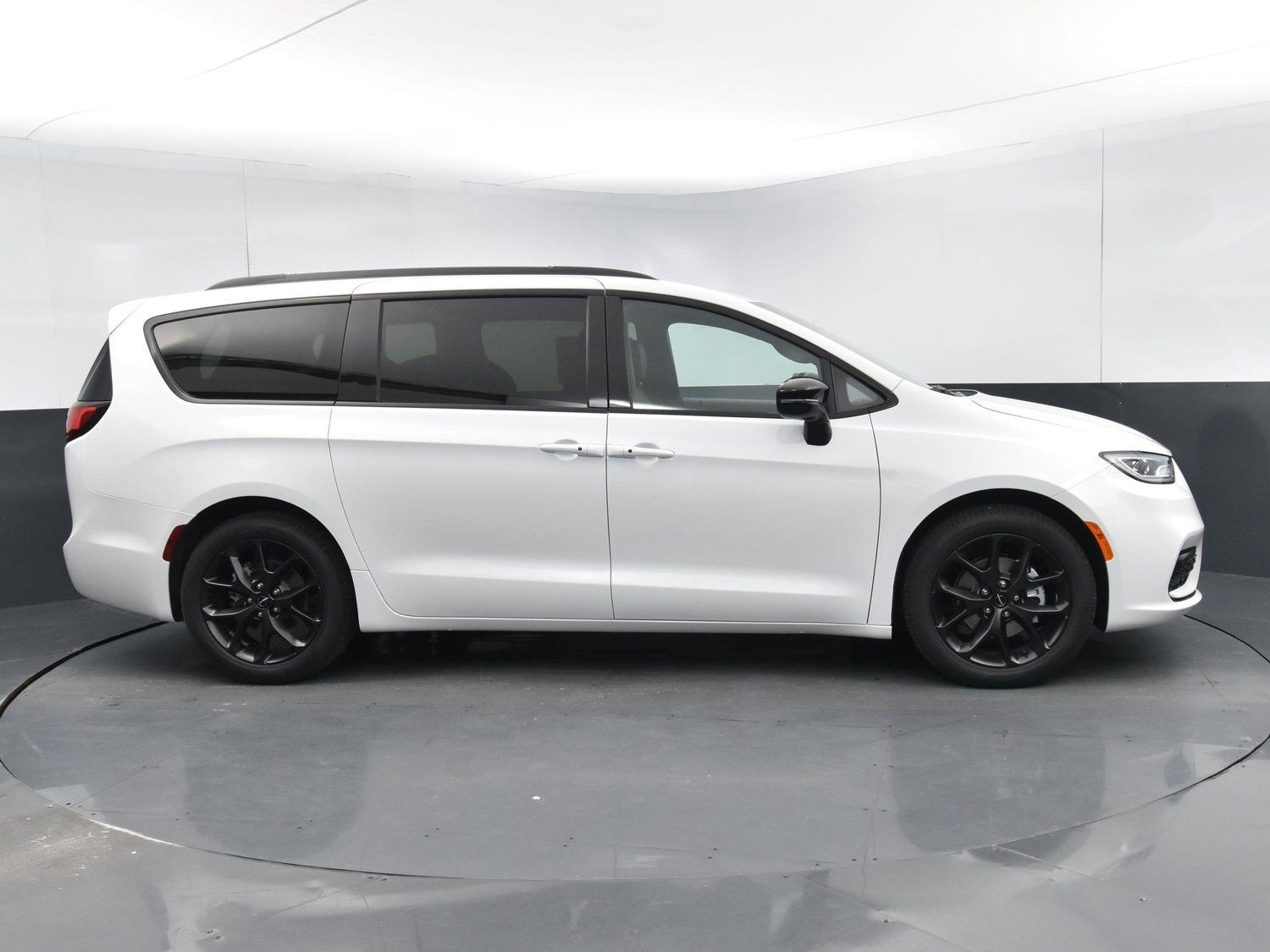 New 2024 Chrysler Pacifica Touring L Minivans for sale in Grand Island NE