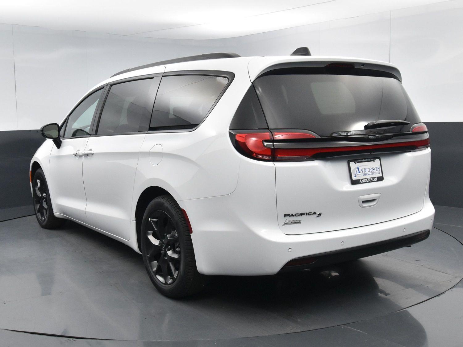 New 2024 Chrysler Pacifica Touring L Minivans for sale in Grand Island NE