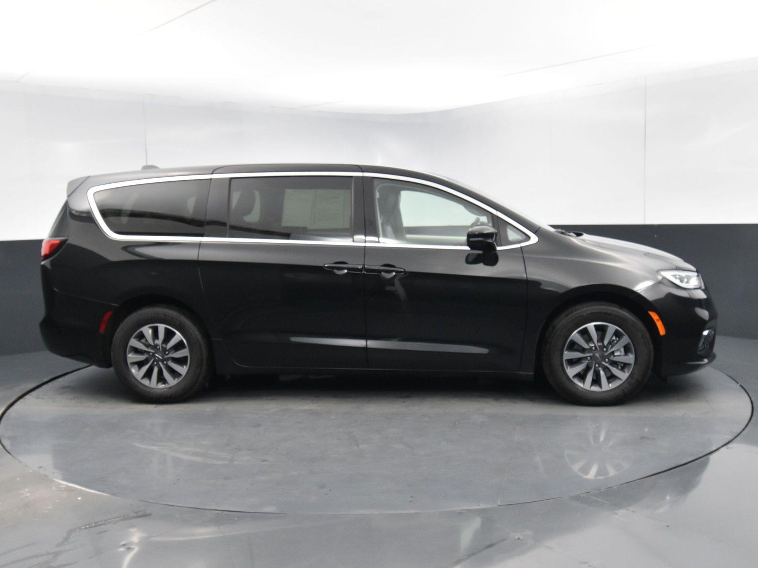 Used 2024 Chrysler Pacifica Hybrid Select Minivans for sale in Grand Island NE