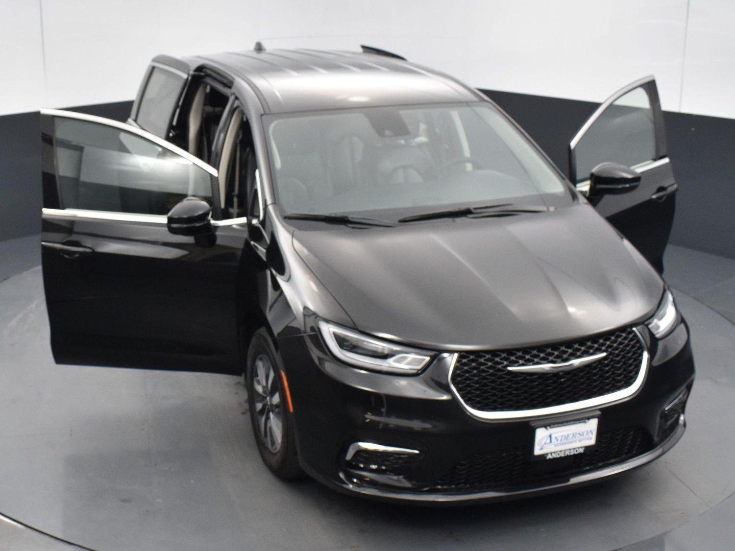 Used 2024 Chrysler Pacifica Hybrid Select Minivans for sale in Grand Island NE