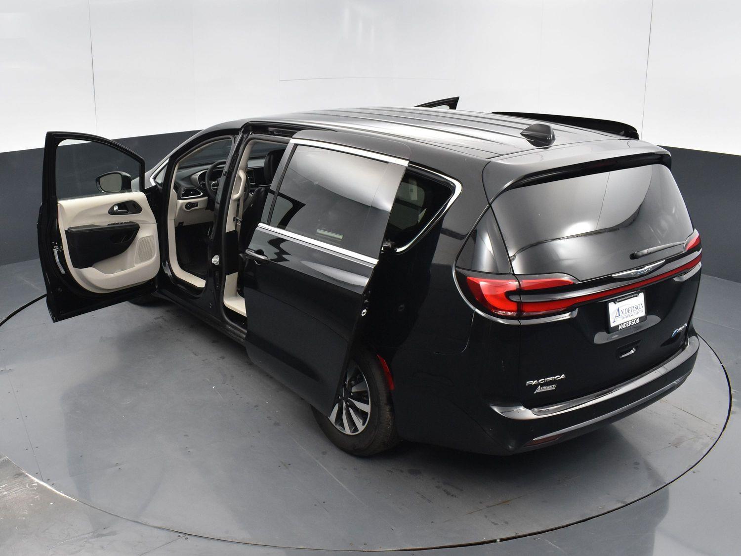 Used 2024 Chrysler Pacifica Hybrid Select Minivans for sale in Grand Island NE