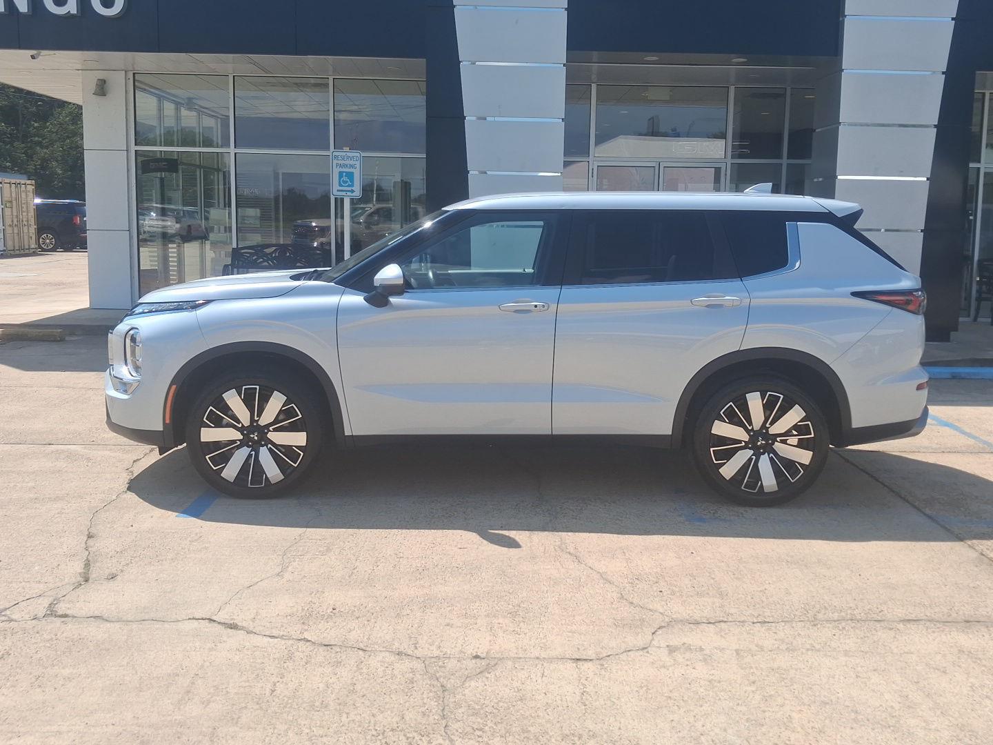 White Diamond 2025 Mitsubishi Outlander SUV / Crossover Front-Wheel Drive Continuously Variable Transmission