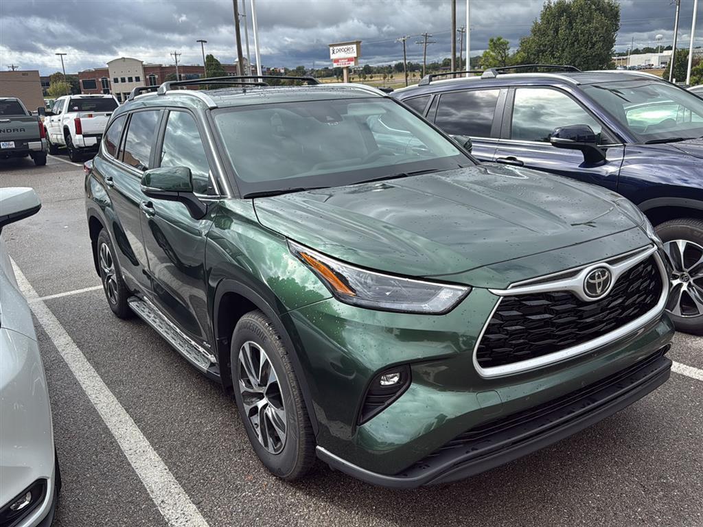 2025 Toyota Highlander XLE's photo