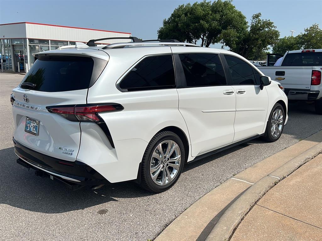 2022 Toyota Sienna Platinum's photo