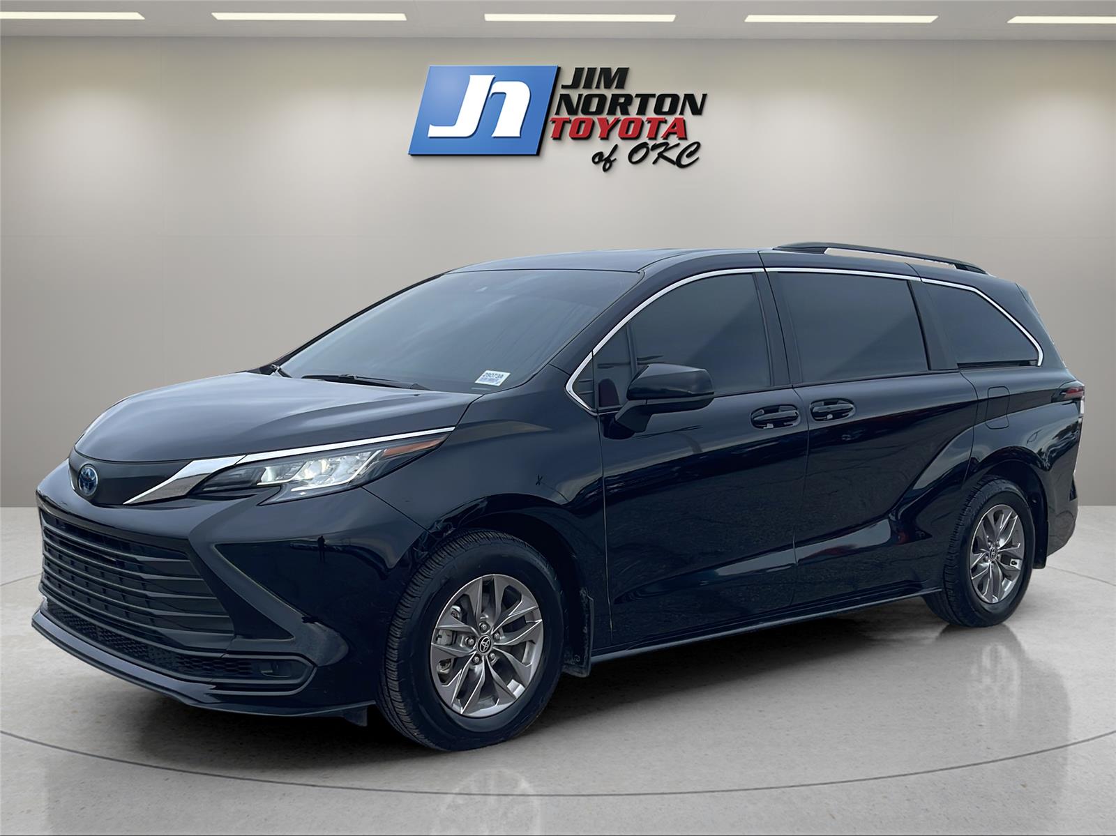 2023 Toyota Sienna LE's photo