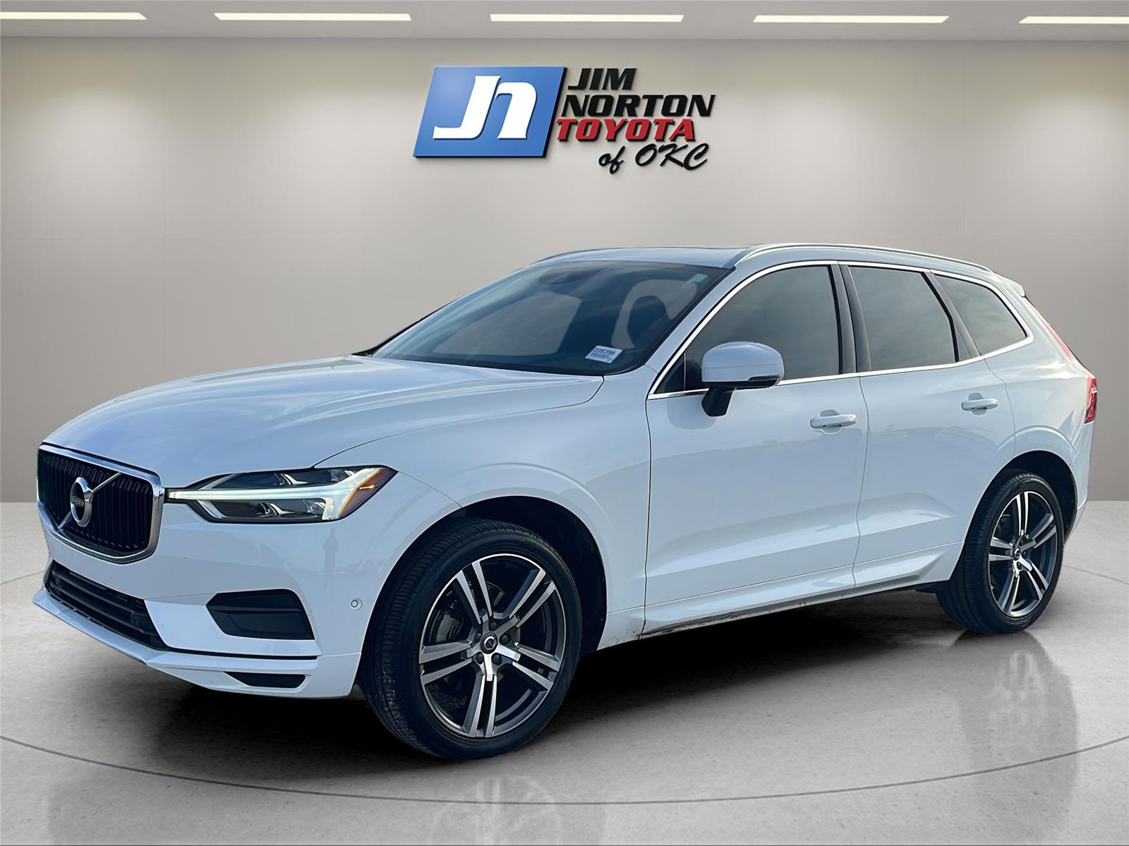 2019 Volvo XC60 Momentum's photo