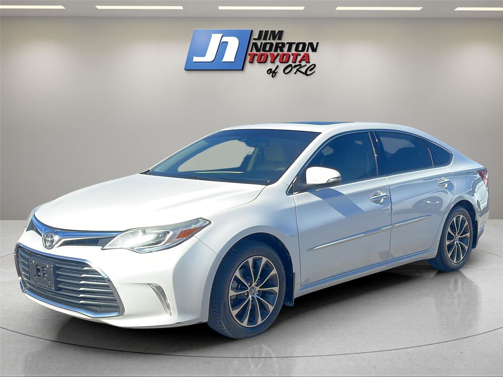 2017 Toyota Avalon XLE Premium's photo