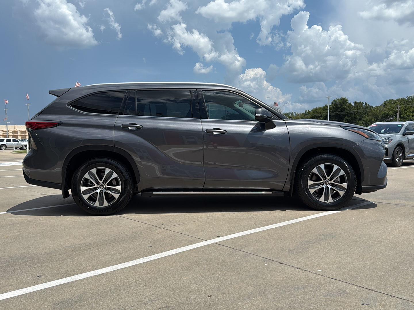 2022 Toyota Highlander Hybrid XLE photo 4