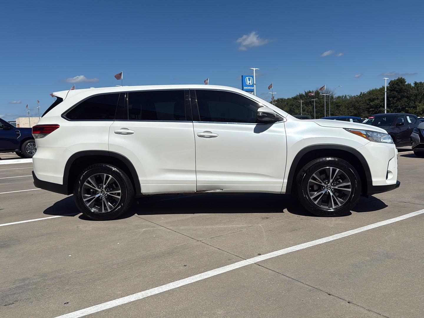 2018 Toyota Highlander LE Plus photo 4