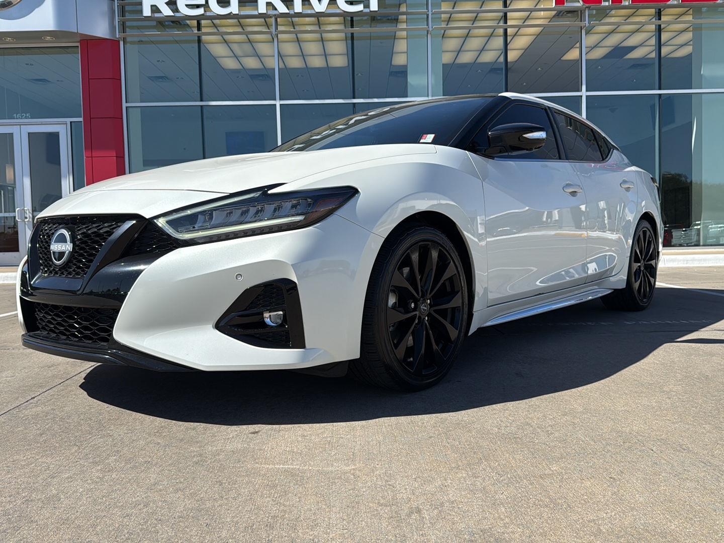 2023 Nissan Maxima SR photo 2