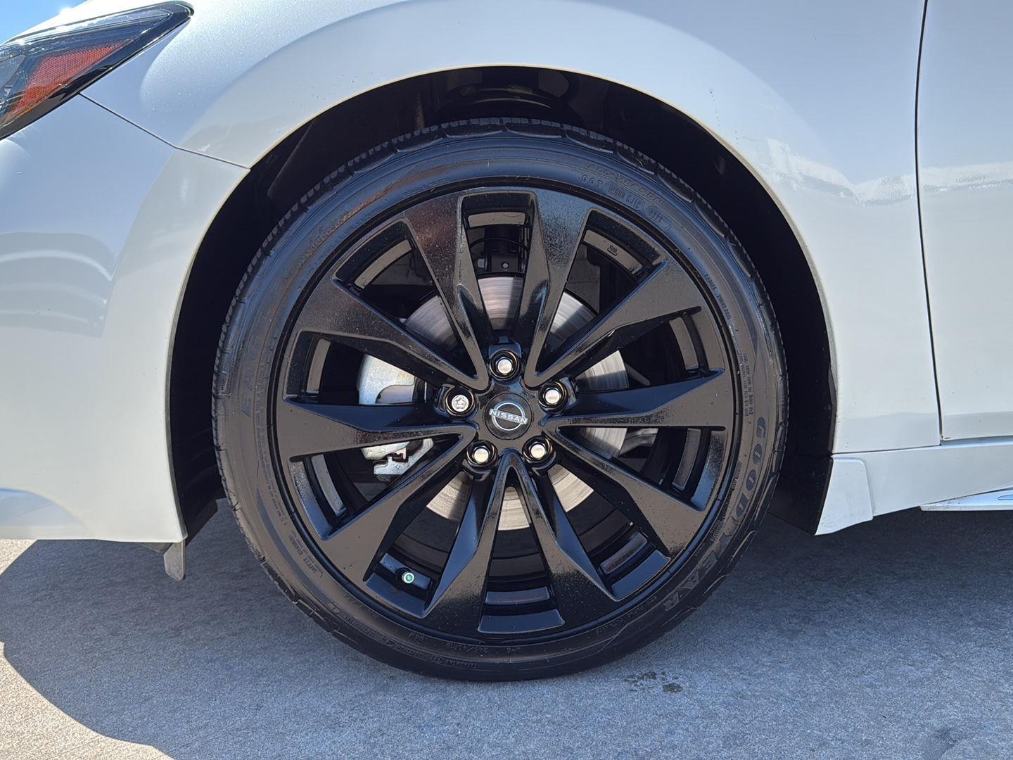 2023 Nissan Maxima SR photo 3