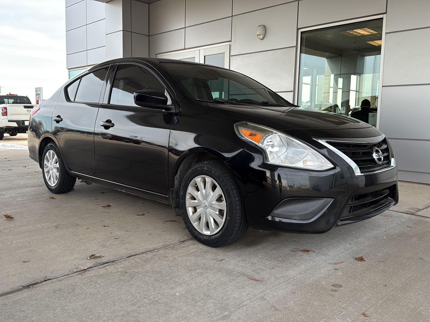 2016 Nissan Versa Plus photo 2