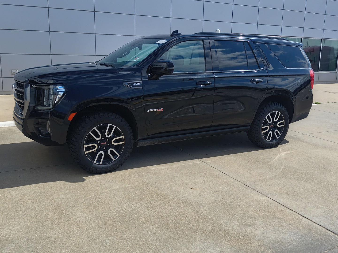 2023 GMC Yukon 4WD AT4's photo