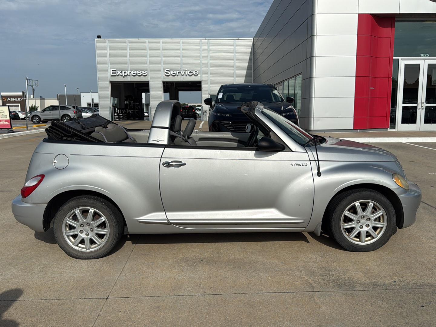 Cool Vanilla 2006 Chrysler PT Cruiser Convertible Front-Wheel Drive 4-Speed Automatic