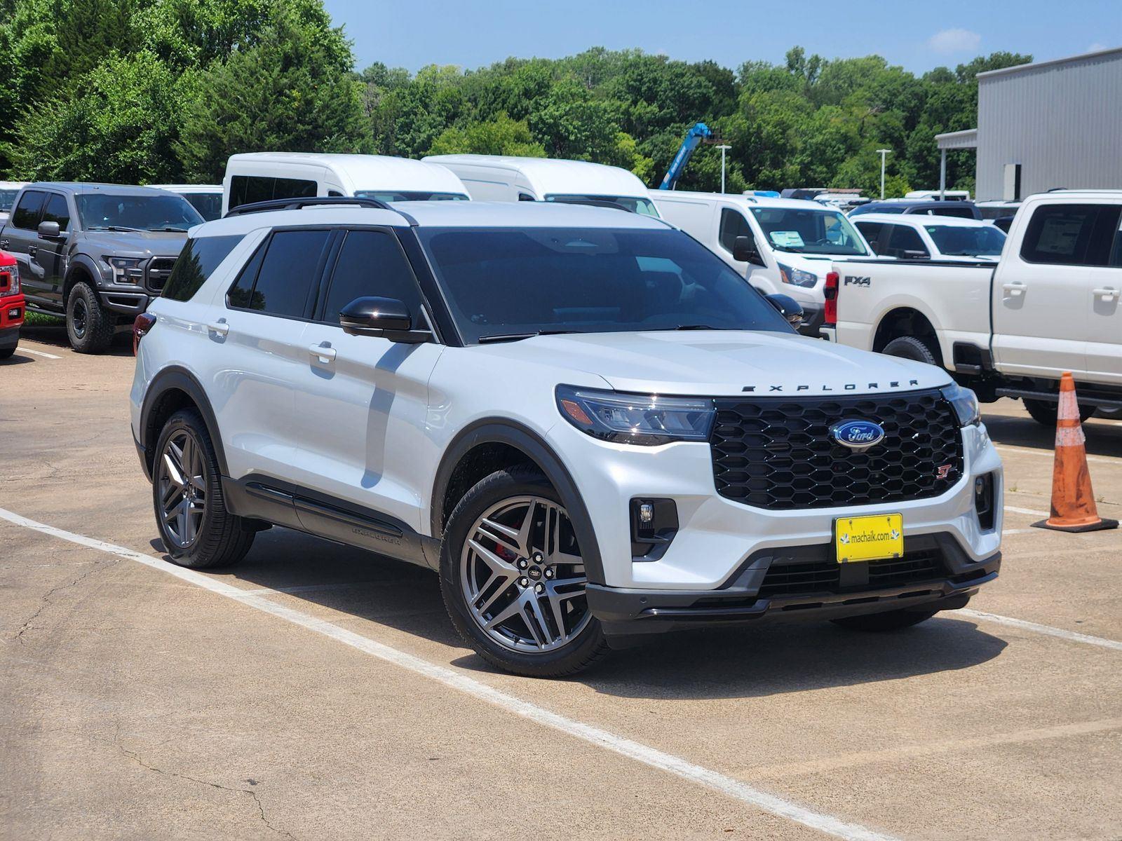 Space White 2026 Ford Explorer SUV / Crossover All-Wheel Drive Automatic