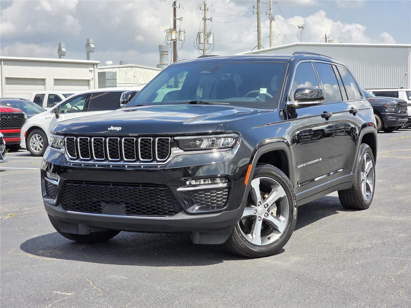 Diamond Black Crystal Pearlcoat 2025 Jeep Grand Cherokee SUV / Crossover Four-Wheel Drive 8-Speed Automatic