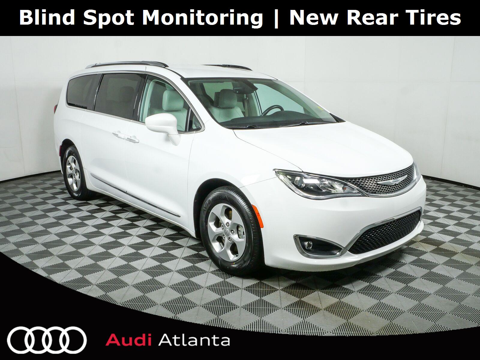 Bright White Clearcoat 2017 Chrysler Pacifica Minivan Front-Wheel Drive 9-Speed Automatic