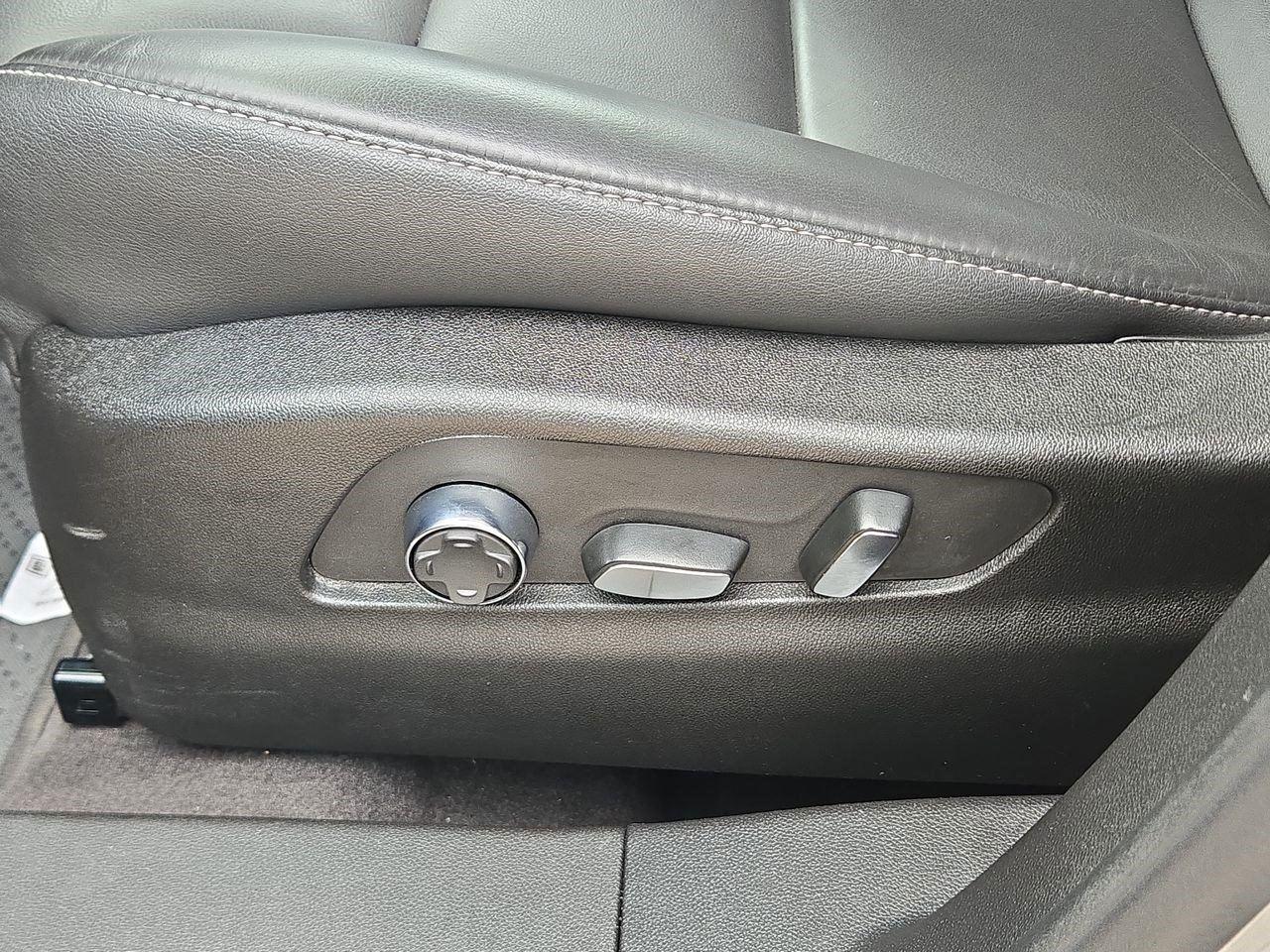 2025 Cadillac XT4 FWD Premium Luxury - 11