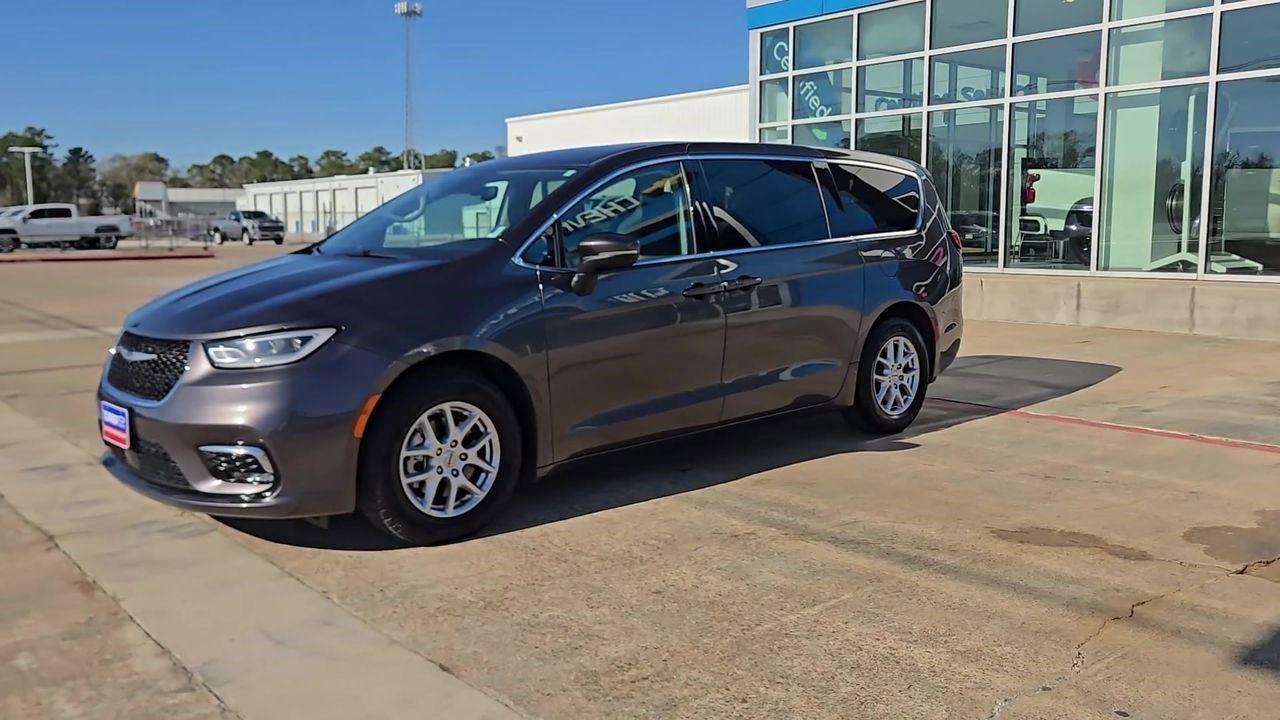 2023 Chrysler Pacifica Touring L - 3