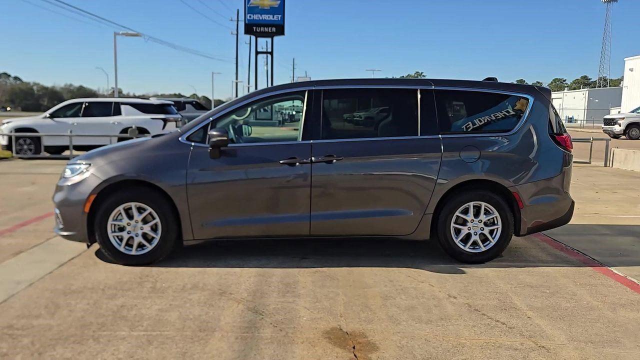 2023 Chrysler Pacifica Touring L - 4