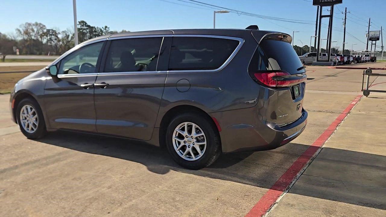 2023 Chrysler Pacifica Touring L - 5
