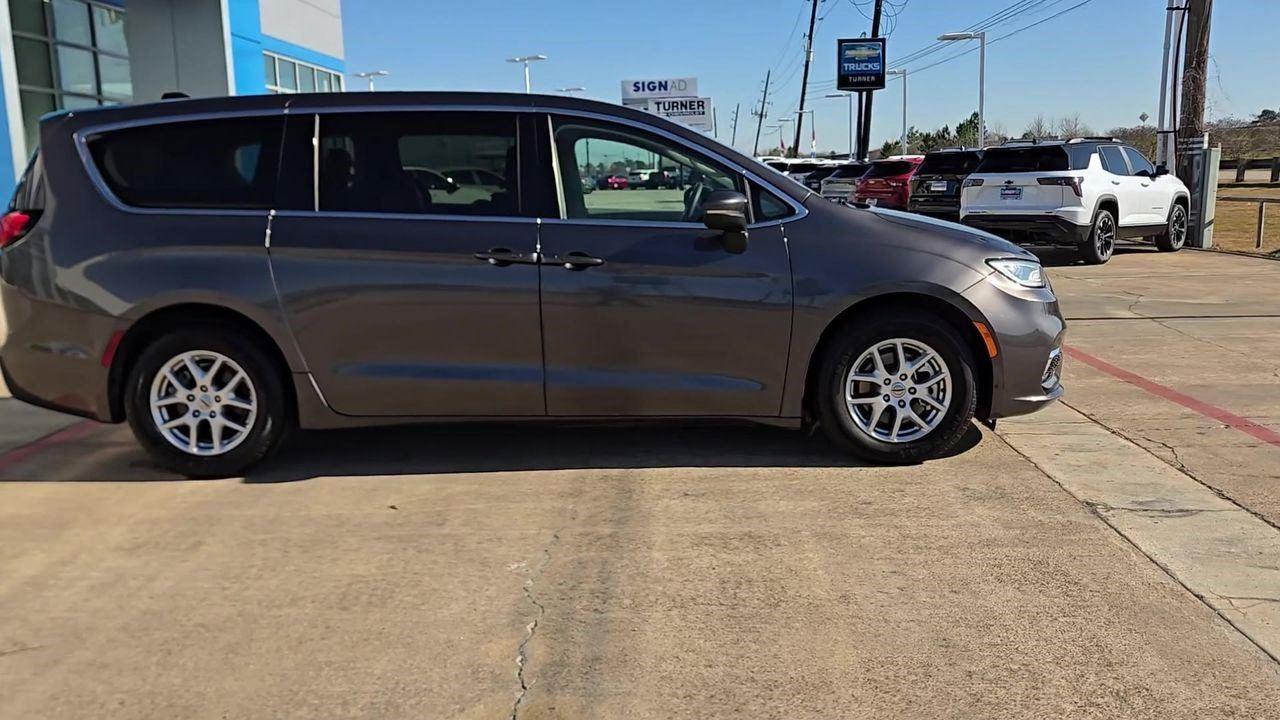 2023 Chrysler Pacifica Touring L - 8